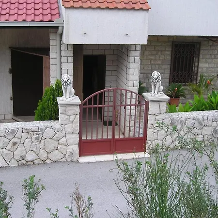 Leone Apartment