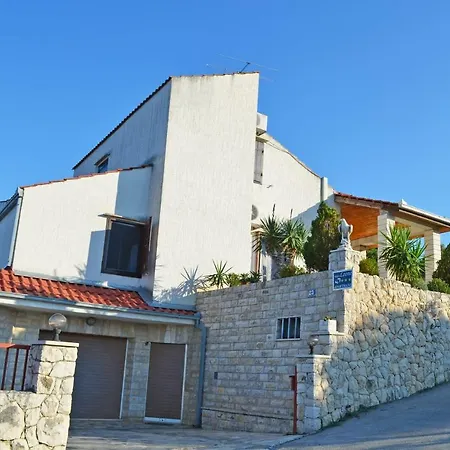 Leone Apartment