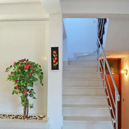 Leone Apartment *