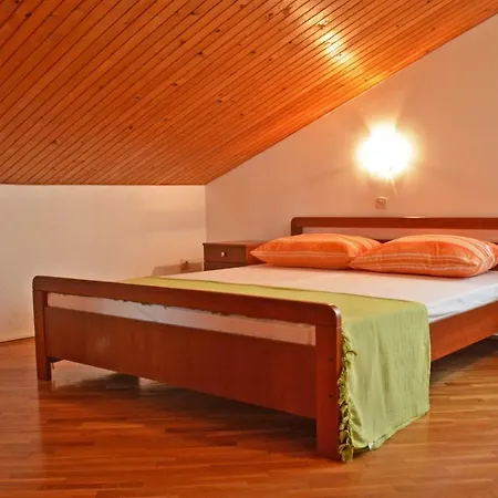 Leone Apartment *